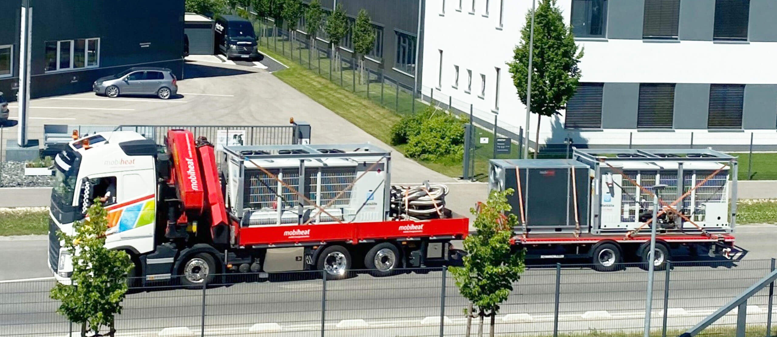 Anlieferung per LKW - mobile Kältetechnik - Kaltwassersatz | © mobiheat GmbH